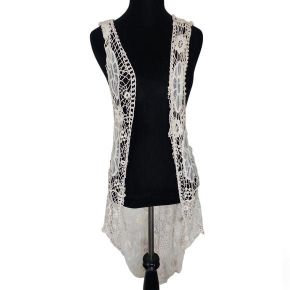 Crochet sleeveless Cottagecore cardigan - Picture 2 of 7